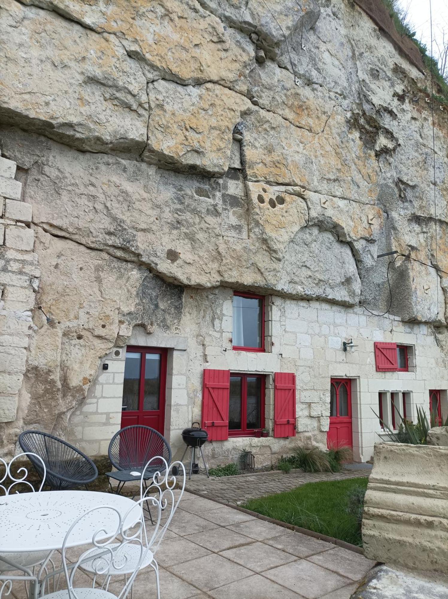 Gite Des Perreyeurs - Maison Troglodyte Avec Vue Sur Loire Montsoreau Luaran gambar